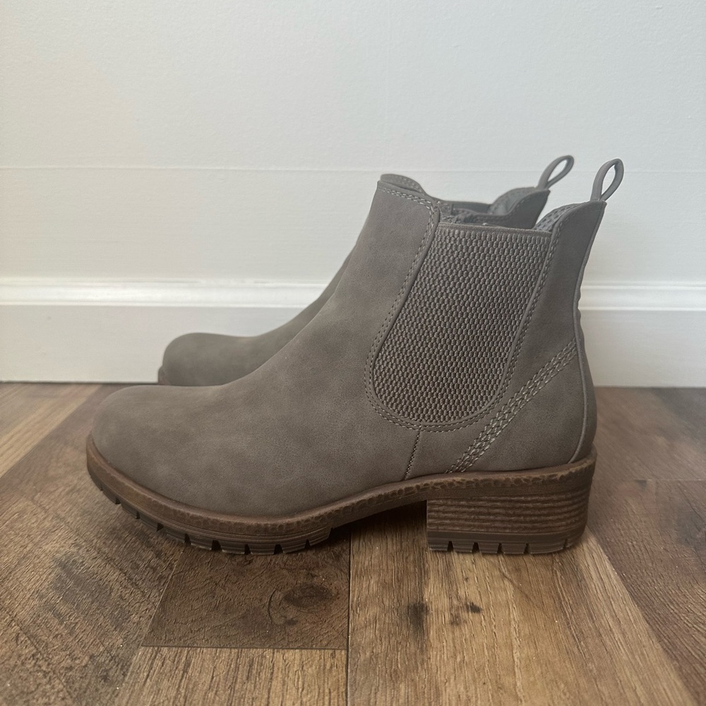 Women’s Gray Chelsea Ankle Boot - Maurices Size 8.5m